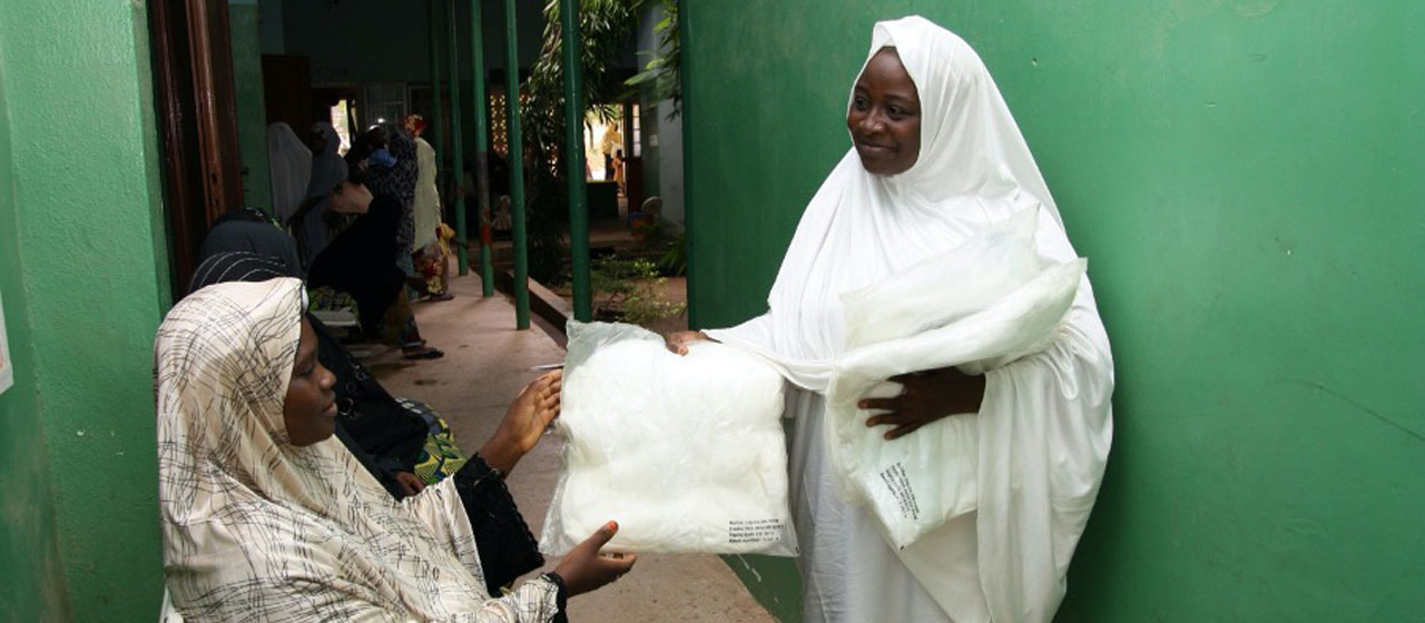 Distribution of insecticide treated mosquito nets to pregnant women through the UK Department for International Development’s Support to the National Malaria Programme in Nigeria. Copyright: Malaria Consortium