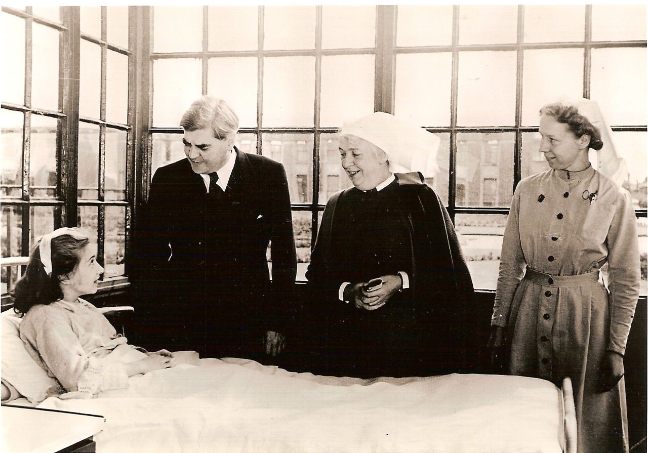 Aneurin Bevan on first day of NHS 5 July 1948 Park Hospital. Credit: Wikimedia