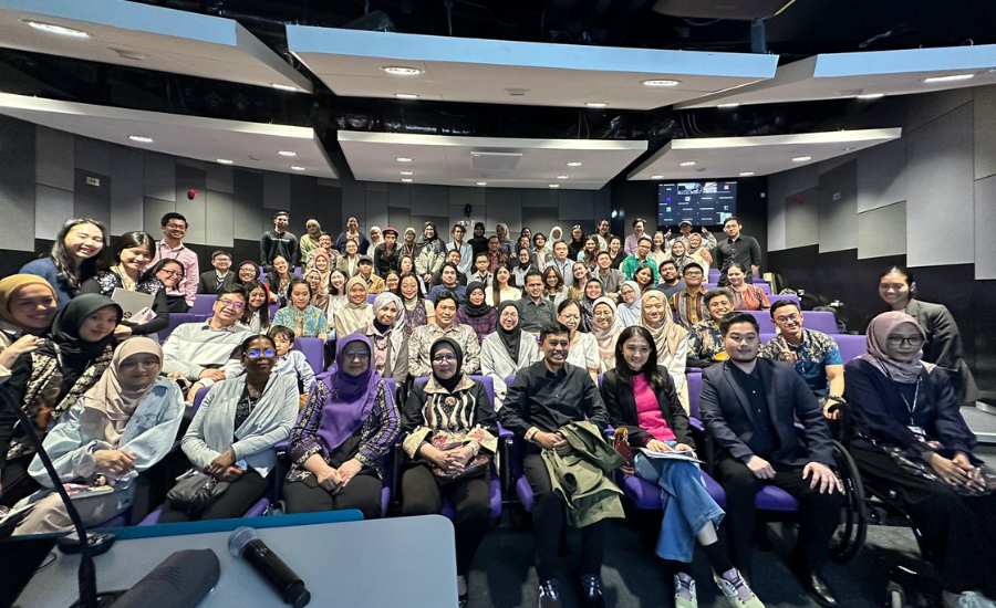 Group photo in a public lecture session with the Vice Minister of Health of Indonesia at LSHTM