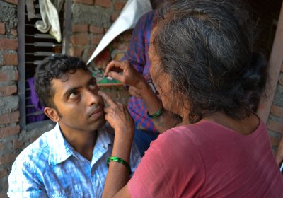 A community health volunteer practises applying fluorescein to detect corneal abrasions, Nepal. Credit: Jessica Kim