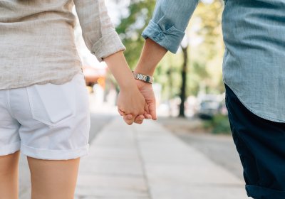 Holding hands. Credit: Pixabay