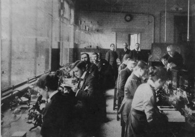Sir Patrick Manson teaching at the Albert Dock Seamen&#039;s Hospital 1901