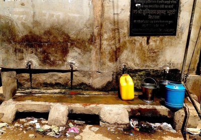 Image: Water point in Indian slum