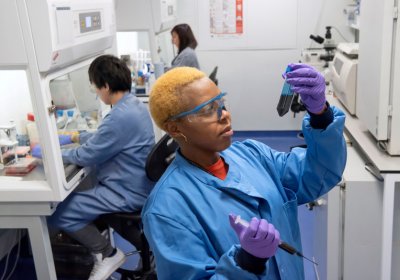 Scientists working at the LSHTM malaria lab. Credit: LSHTM