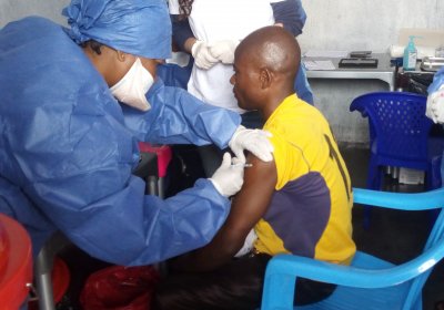 Caption: Nurse Muliirwa Mulire receives 1st J&amp;J vaccine in DRC. Credit: Ndjadi Lopongo.